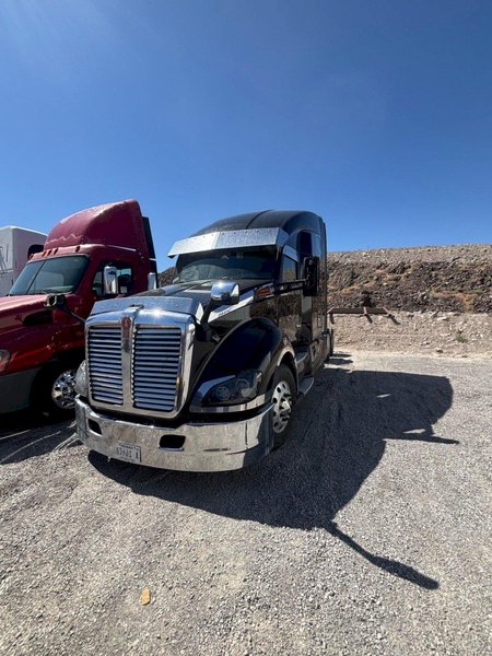 Kenworth T800 Sleeper Truck, 2019 – Heavy-Duty 6×4 Semi Tractor, Cummins/PACCAR Power, Sleeper Cab
