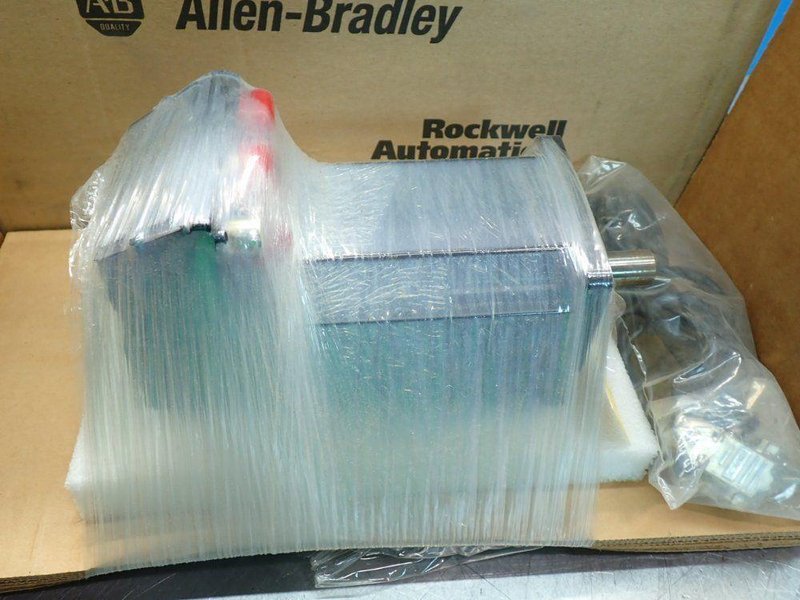 ALLEN BRADLEY MP-SERIES KINETIX SERVO MOTOR  -  MPL-B320P-HK24AA