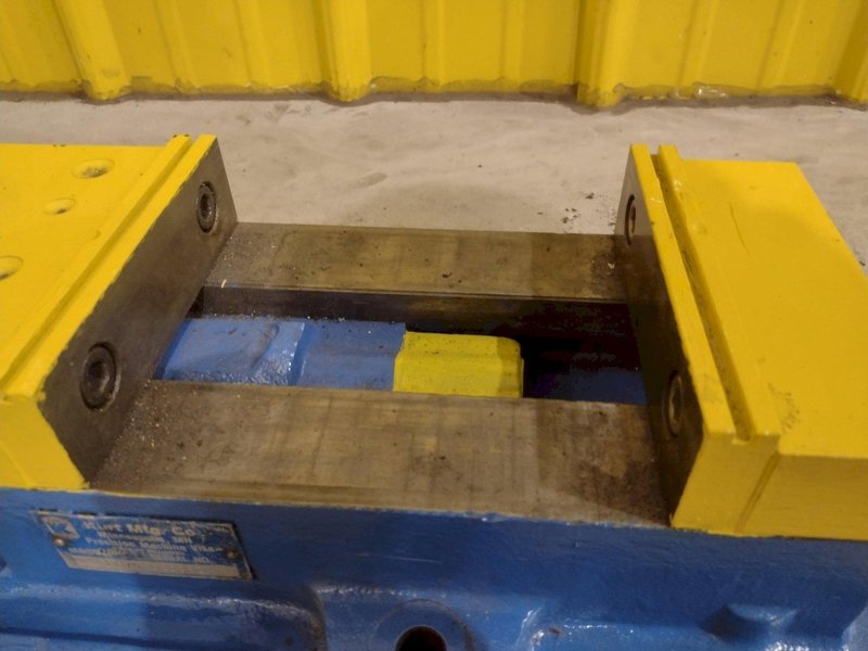 6&quot; KURT MODEL #D675 PRECISION MACHINE VISE W/ SWIVEL HANDLE: STOCK #23447