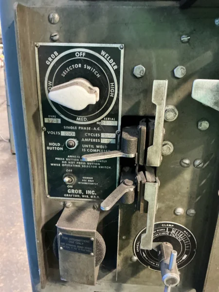 GROB INC 24” X 24” VERTICAL BAND SAW   -  NS18