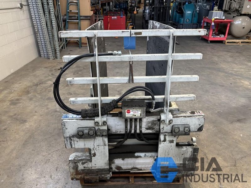 2,500 LB. CASCADE MODEL 25D-CCS-35Q HYDRAULIC CARTON CLAMP ATTACHMENT