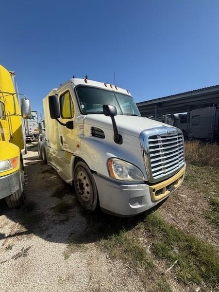 Freightliner Cascadia Day Cab LNG, 2015 – Cummins ISX12 G 400 HP, 10 Speed, Natural Gas Tractor