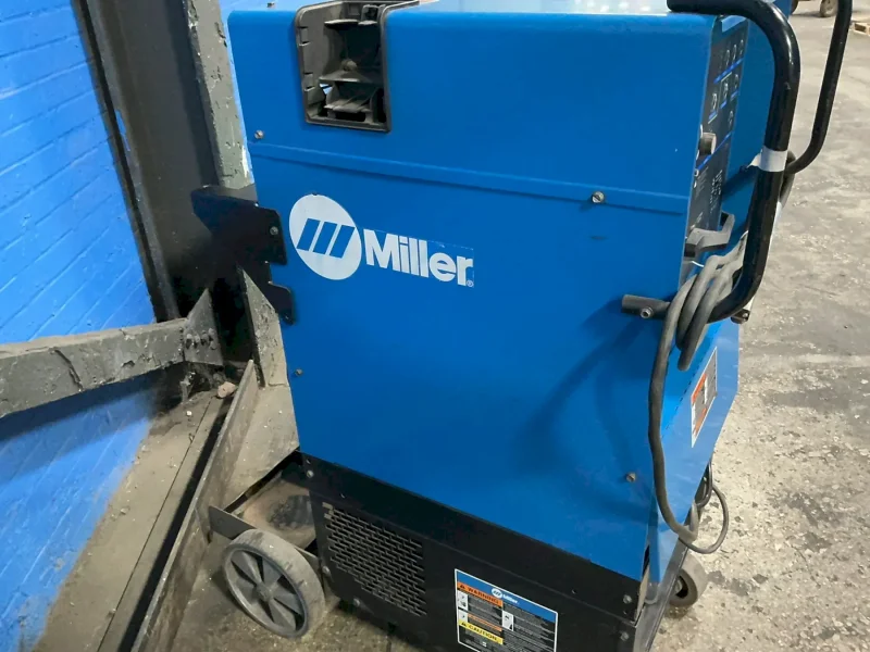 MILLER 250 A WELDER  -  SYNCROWAVE 250 DX