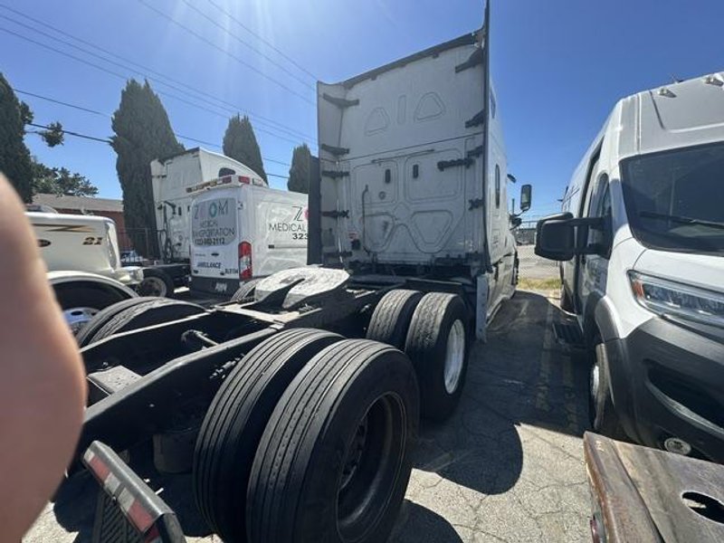 Freightliner Cascadia 126 Sleeper Truck, 2018 – Detroit DD15, DT12 Automatic, Class 8 Semi Tractor