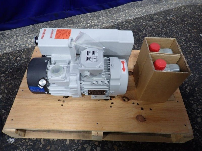 LEYBOLD 1.10 KW VACUUM PUMP  -  SV28BI 960273