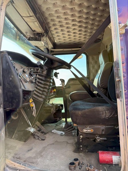 Kenworth T800 Dump Truck, 2004 – Cummins Diesel, 8LL Transmission, 18′ Steel Body