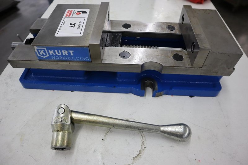 Kurt DX6 6" Machine Vise, Steel Jaws, Handle- Auction Item