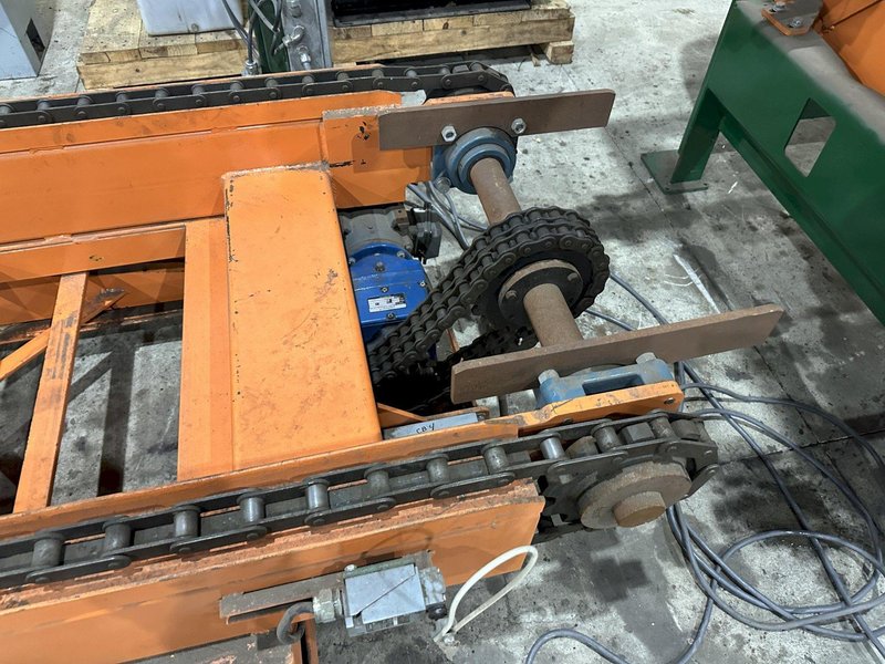 SWEED LOAD CLAMP &amp; TURNER / PACMAN FLIPPER SYSTEM WITH POWERED INFEED &amp; OUTFEED CONVEYORS: STOCK #22075