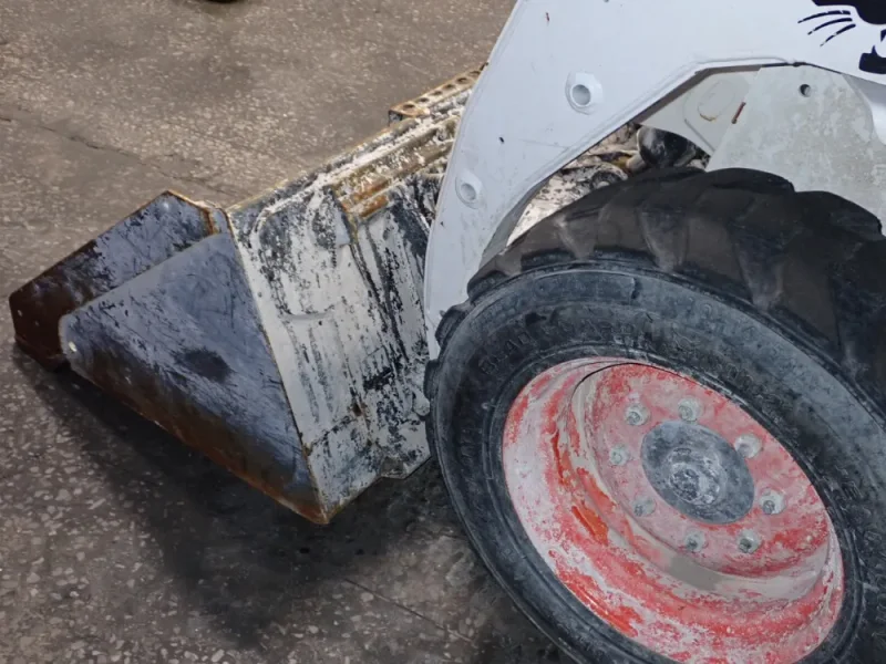 BOBCAT 1300 lbs SKID STEER  -  S130