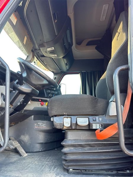 2020 Freightliner Cascadia LC1672