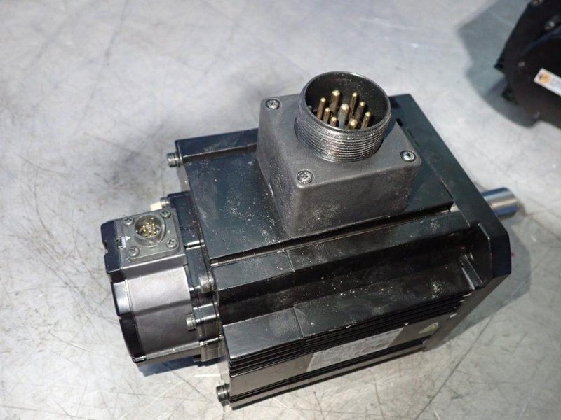 OMRON 0.9 KW AC SERVO MOTOR  -  R88M-K90010F-BS2