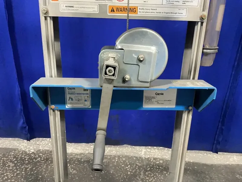 GENIE 500 LBS HAND CRANK LIFT  -  GL-4