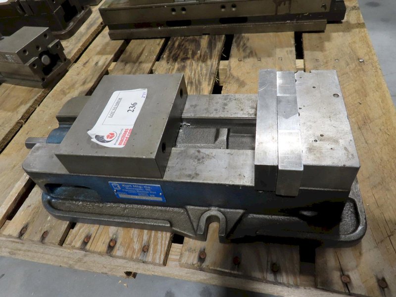 Kurt D675 6" Machine Vise with Steel Jaws- Auction Item