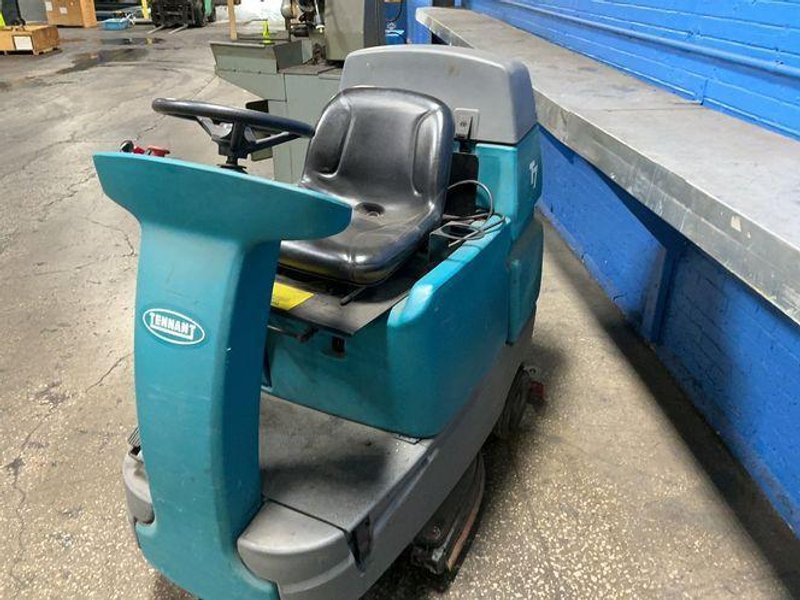 TENNANT 31 GALLONS FLOOR SCRUBBER   -  T7