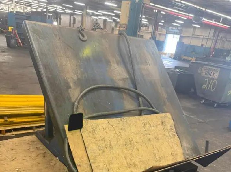 4,000 LB HYDRAULIC TILT TABLE. STOCK # 1003725.