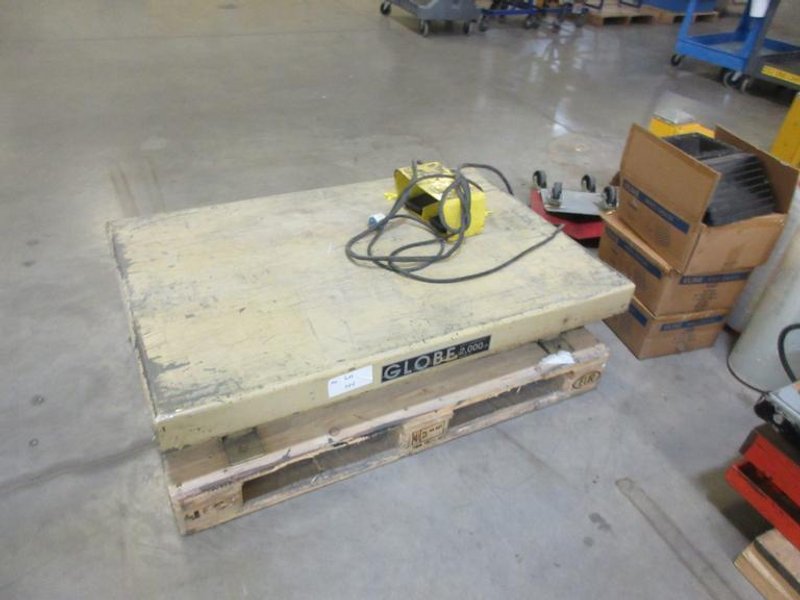 Globe International AA-2-36, 32" x48" Scissor Table, 2000 LBS Lifting Capacity, Remote Foot Switch- Auction Item
