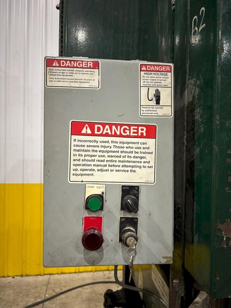 30&quot; x 60&quot; GALBREATH PATRIOT MODEL #VBPAT-3060 HYDRAULIC VERTICAL BALER: YOBRO #24417