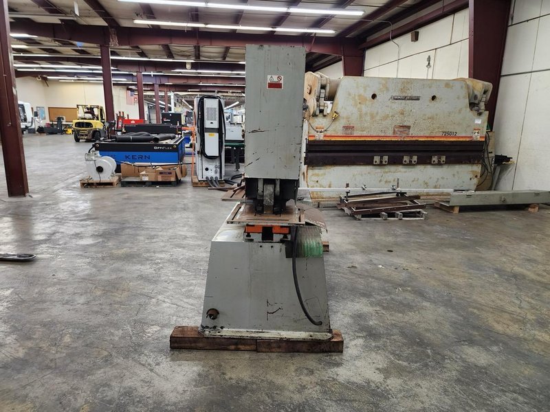 BROBO Q35Y-25 120 Ton Hydraulic Ironworker