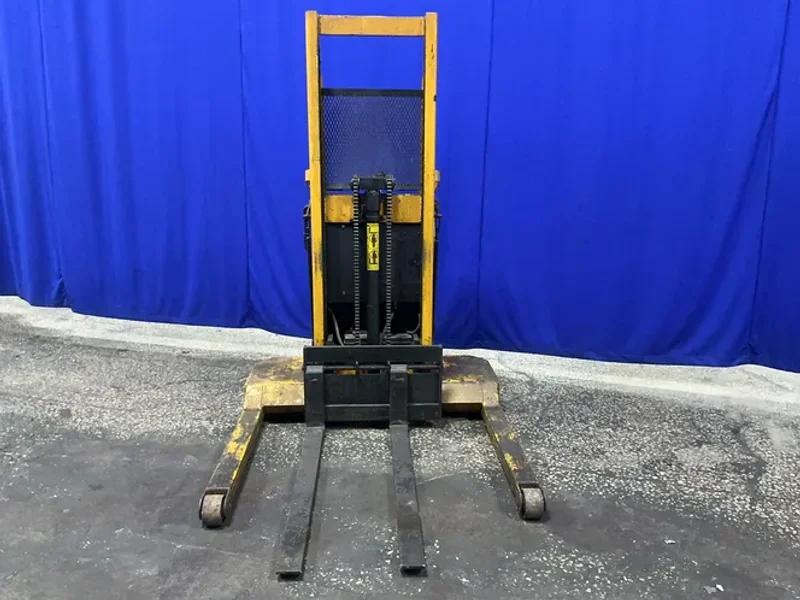 BIG JOE 1500 lbs ELECTRIC PALLET STACKER   -  1524-A5