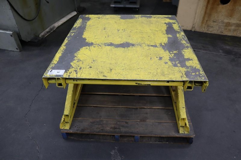 Scissor Lift Table, 4,000 Lb Capacity, Manual Adjustable Height- Auction Item