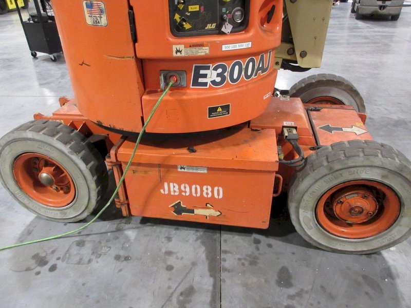 JLG E300AJ 30' Electric Articulating Boom Lift, 48V, 500 lb Capacity- Auction Item