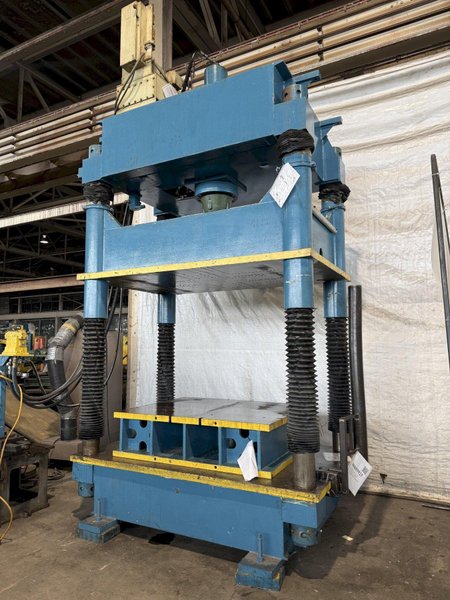 100 TON DAKE 18-255 HYDRAULIC 4 POST SPOTTING PRESS. STOCK # 0889925
