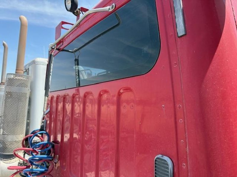 Freightliner Business Class M2 112 Day Cab Truck; 2011