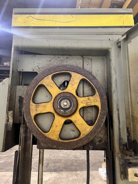 18" X 20" HYD-MECH MODEL #V-18 SEMI-AUTOMATIC VERTICAL BANDSAW: YOBRO #24580