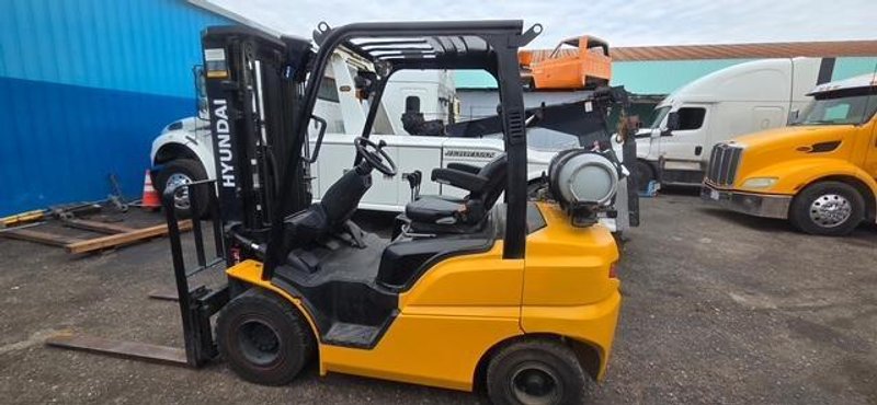 Hyundai 25L-9A Forklift, 2022 – 5,000 lb LP Gas Pneumatic Tire Lift Truck, 3-Stage Mast, Side Shift