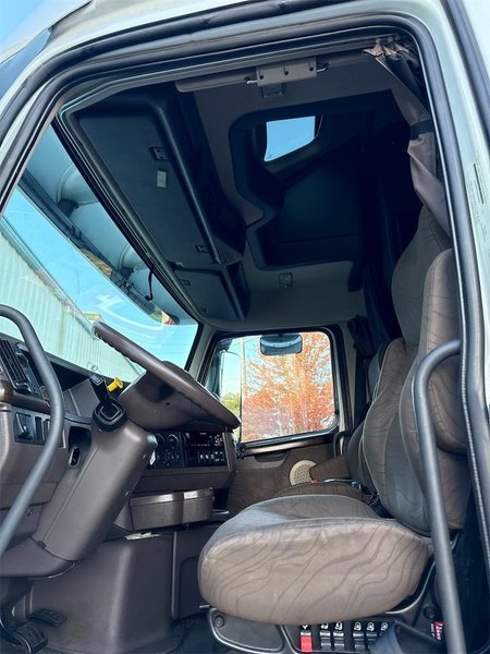 VOLVO VNL64T780 - Trucks