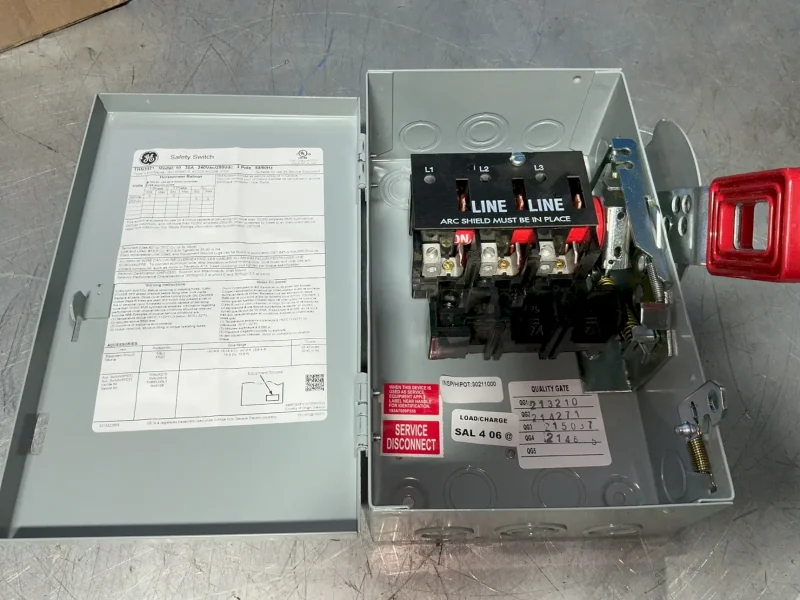 GE ABB 30 AMPS HEAVY DUTY SAFETY SWITCH   -  THN3321