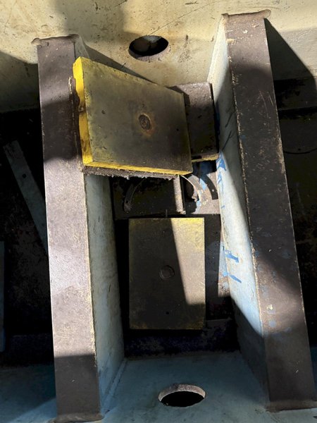 100 TON DAKE 18-255 HYDRAULIC 4 POST SPOTTING PRESS. STOCK # 0889925