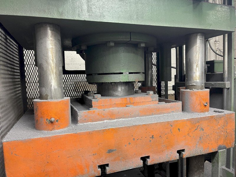 Hammond 50 ton 4 post hydraulic press with top mounted hydraulic system, 20" x 24" bolster, 7" ram, 20" l to r, 14 1/2" f to b, t slotted upper and lower, belt discharge