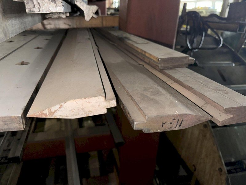 144" V-DIE 30 DEGREE MALE PRESS BRAKE DIE. STOCK # 1121124