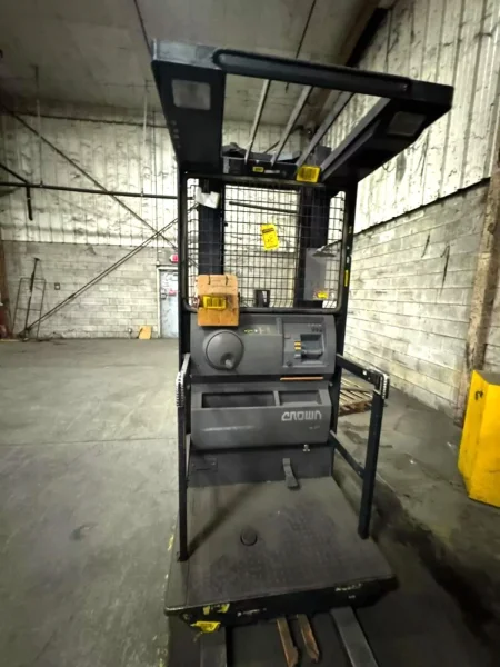 3,000 LB CROWN MODEL #SP 3500 ELECTRIC ORDER PICKER FORKLIFT 2018 : YOBRO #25407