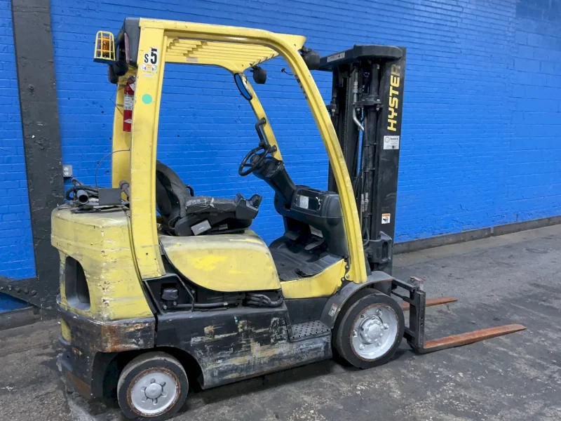HYSTER 4800 LBS PROPANE FORKLIFT  -  S50FT
