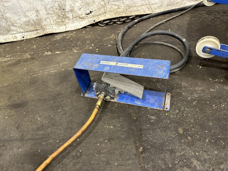 6000 LB CHISUM AIR BAG PLATFORM LIFT: STOCK #77681