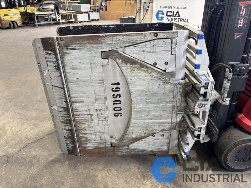 2019 - 2,500 LB. CASCADE MODEL 25D35065 ROTATING HYDRAULIC CARTON CLAMP ATTACHMENT