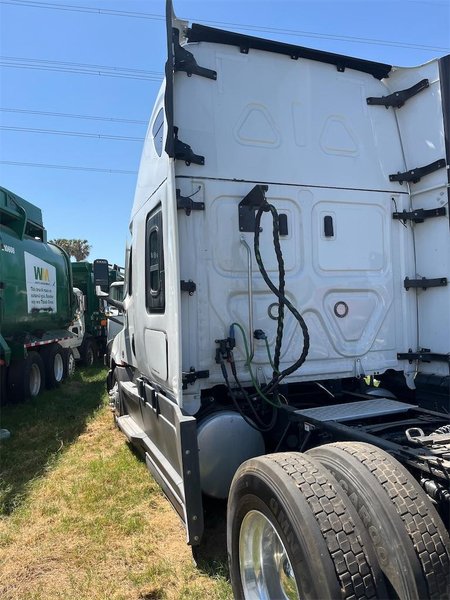 2021 Freightliner Cascadia 1FUJHHDR2MLML7306