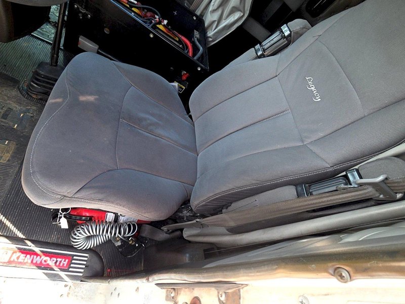 Kenworth T800 AeroCab Legacy Sleeper Truck, 2013 – Paccar Engine, Eaton Fuller Transmission