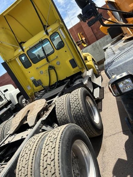 Kenworth T680 Day Cab Semi Truck, 2016 – PACCAR MX-13 Diesel – Tandem Axle – Class 8 Tractor