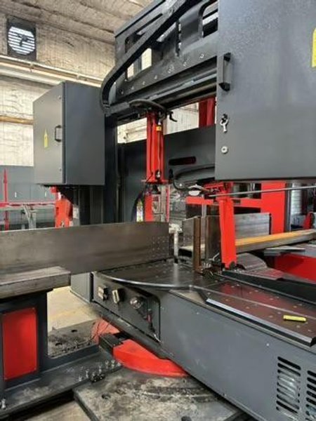 Akyapak 3ADM 1200 3-Spindle 10-Axis CNC Drilling Line, 2025 – 51″ x 23″ AST1300 Double Miter Bandsaw, Chip Conveyor, Transfer Tables