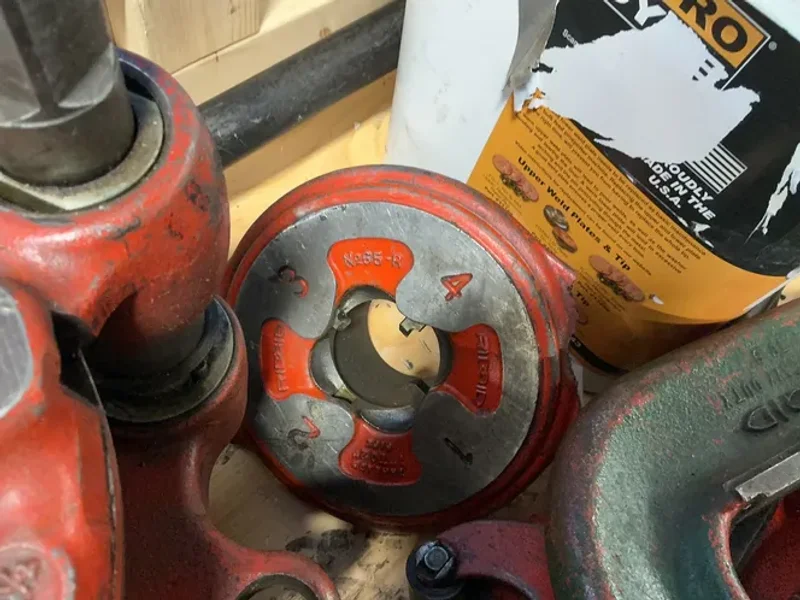 RIDGID PIPE THREADER  W/ TOOLING  -  400