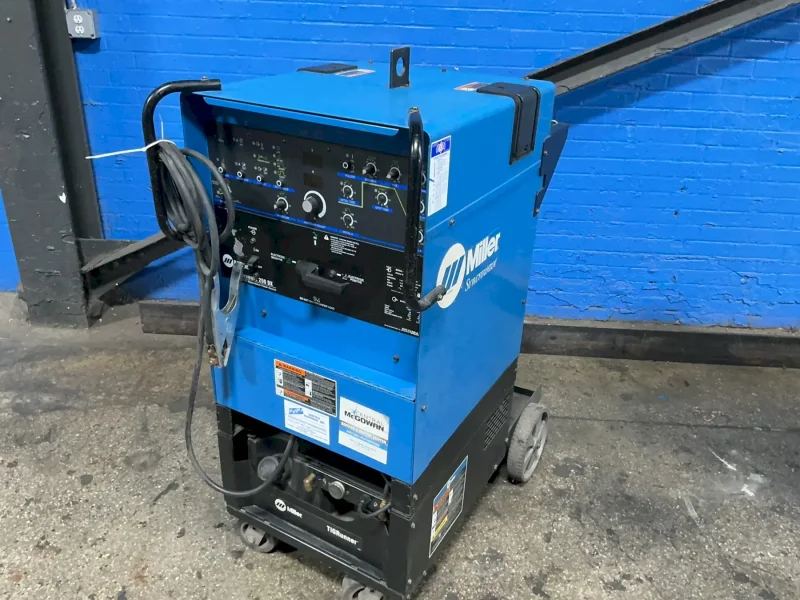 MILLER 250 A WELDER   -  SYNCROWAVE 250 DX