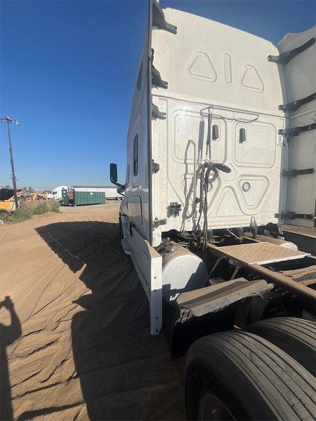 2020 Freightliner CA126SLP - Cascadia  3AKJHHDR2LSLR4945