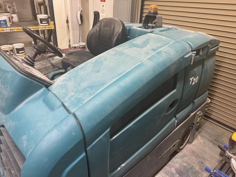 Tennant Floor Scrubber T-20, 2012 – 1 of 2