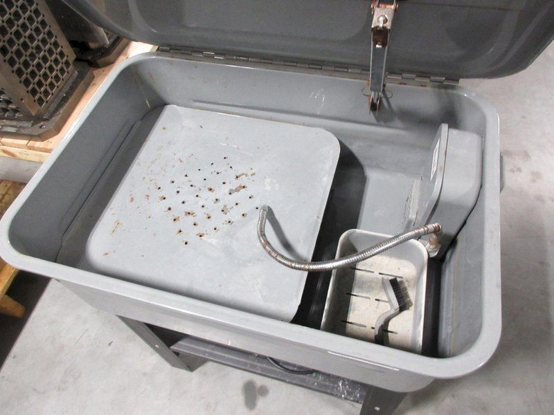 Central Machinery 20 Gallon Parts Washer with Pump and  Metal Stand- Auction Item