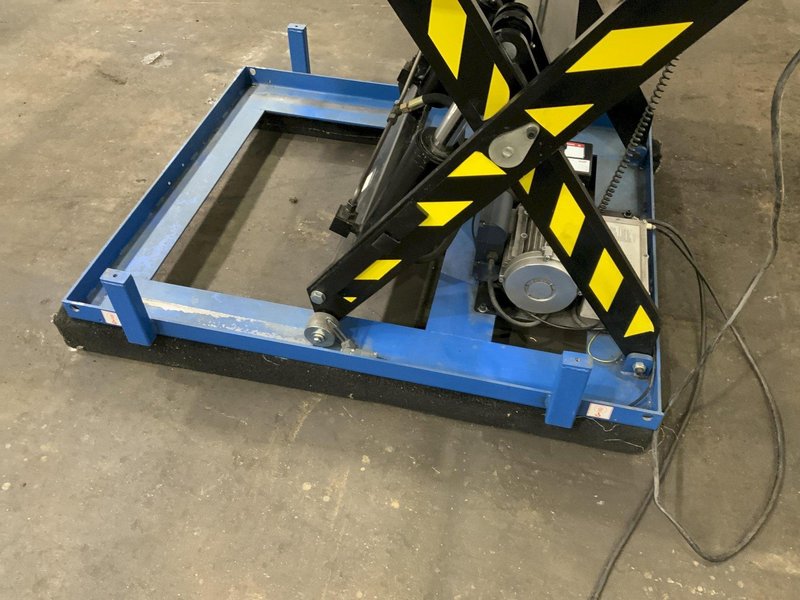 3330 LBS GLOBAL INDSUTRIAL HYDRAULIC SCISSOR LIFT TABLE: STOCK #81178