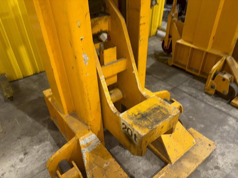 (4) 20 TON (160,000 LBS TOTAL) RAILWAY / NEUERO HEAVY DUTY MOBILE VERTICAL LIFT JACKS: YOBRO #24229
