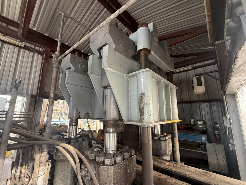 2000 TON HEAVY DUTY 4-POST HYDRAULIC PRESS, USED FOR STRAIGHTENING PIPE &amp; BAR: YOBRO #25137